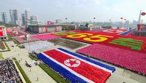 Severná Kórea oslavuje, jej ľud hladuje