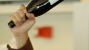 Príbuzní sa pobili, jeden druhému zaútočil rozbitou fľašou na krk