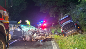 Auto prešlo do protismeru: Štyroch účastníkov nehody museli hasiči vystrihovať