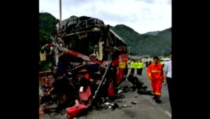 Autobus vrazil do steny tunela, zahynulo 36 ľudí