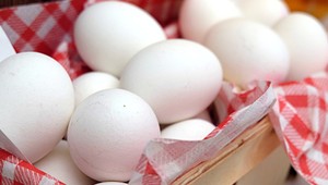 Obchody na Veľkú noc predávajú najmä vajcia. Hydinári však upozorňujú na tie, ktoré sú podozrivo lacné