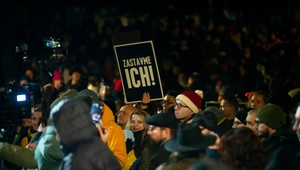 Protesty pokračujú: Nikam neodchádzame, odkazujú Robertovi Ficovi PS, SaS a KDH