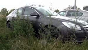 Slovenská obec sa mení na veľké parkovisko. Miestni tvrdia, že niektoré autá tam stoja už aj rok