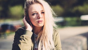 Celebritné krásky ich už vytiahli! Obľúbené jarné bundy hlásia návrat, oživia každý outfit