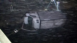 Vodič s plne naloženým nákladiakom prerazil zábradlie a skončil vo Váhu. Záchranná akcia trvala až do rána