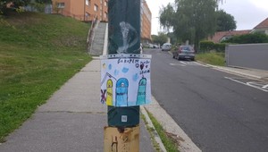 Deti rozvešali po sídlisku odkazy. Berte si z nich všetci príklad