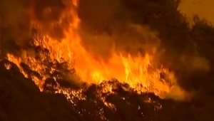 Dym je taký hustý, že nevidieť ani svetlo baterky. Slováci v Austrálii zažívajú ohnivé peklo