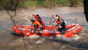 Dráma pri splavovaní Hronu, 22 ľudí skončilo vo vode