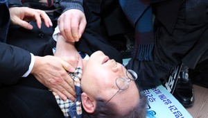 Útočník bodol juhokórejského opozičného vodcu I Če-mjonga priamo do krku