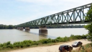 Policajti zachránili život tínedžerky. Dievča chcelo skočiť z mosta