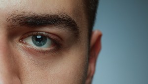 Muž prišiel o oko: Navrhol si nové, ktoré používa ako lampu