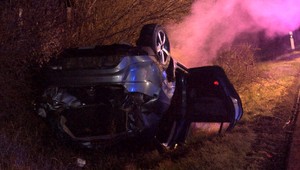 Zo svahu ho odhodilo späť na cestu. Vodič zostal v horiacom aute