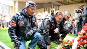 Antifašistických nočných vlkov vyprevádzali kotlebovci