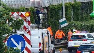 Hrozivá nehoda na bratislavskom obchvate: Kamión prerazil protihlukovú stenu