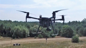 Autentické zábery z kamery dronu: Policajný zásah na hraniciach odhalil nelegálneho migranta