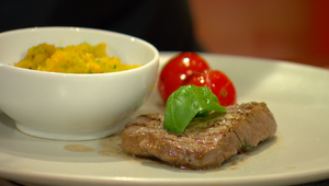 Steak z argentínskej roštenky s tekvicovými plackami, bazalkou a cherry rajčinkami