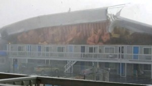 Tornádo s ničivou silou strhávalo strechy. Mama s dcérou sa skryli vo vani