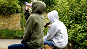 Štrnásťročného školáka pohlavne zneužili a olúpili vlastní kamaráti