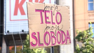 V uliciach Bratislavy ľudia vytiahli varechy, s interupčnými zákonmi nesúhlasia. Ozvali sa aj poslanci NR SR