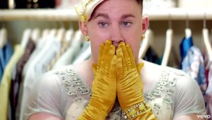 Mení sexi Channing Tatum svoj imidž? Prezlečený za ženu s rúžom na perách