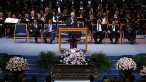 Bill Clinton predniesol smútočnú reč na pohrebe Arethy, zaspievali mnohé hviezdy