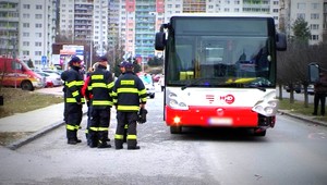 Chlapček (8) prebiehal cez cestu, zachytil ho autobus!