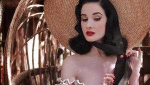 Kráľovná burlesky Dita Von Teese sa čoskoro vyzlečie aj v Prahe