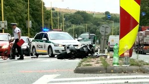 Nebezpečný manéver motorkára neďaleko priechodu skončil nehodou