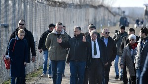 Orbán varuje pred ďalšou utečeneckou vlnou. Preveriť hranice Schengenu prišiel Pellegrini osobne