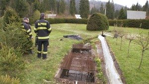 Muž čistil vodný priepust na dvore, utopil sa