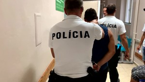 Polícia prichytila 32-ročného Jozefa za volantom, aj keď mal zákaz. Kontrola skončila napadnutím policajtov