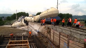 Ďalšie nešťastie na železnici, 13 vagónov popadalo ako domino. Záchranná akcia bude trvať niekoľko dní