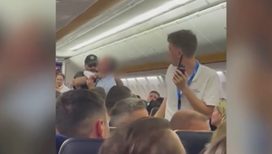 Policajt chytil pasažiera pod krk a vyviedol ho z lietadla. Muž popritom mal letenku