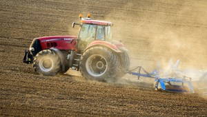Zlodej ukradol cez noc traktor, krádeži nezabránili ani dobermani