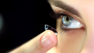 10 mýtov a faktov o nosení očných šošoviek: Zvyšujú počet zápalov oka a môžete nosiť mejkap?