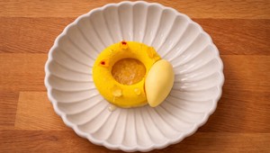 Mangovo-marakujový mousse, mangová pralinka a citrónový sorbet