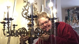 Žena sa zasnúbila s lustrom, nikto ju nechce oddať