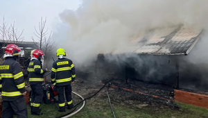 Hasiči zasahovali pri požiari v Strečne. Plamene ohrozili prístrešky aj rodinný dom
