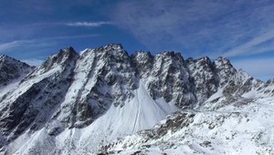 V Tatranskej Lomnici už zasnežujú. Kedy sa začne lyžiarska sezóna?