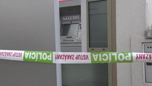 Bankomatoví zlodeji opäť úradovali. Prelepili kamery a ušli aj s peniazmi