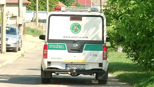 Kukláči navštívili dílera Petra (43). Našli u neho drogy aj zbrane