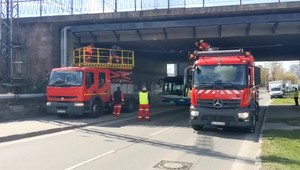 Poškodené trolejové vedenie pod železničným nadjazdom komplikuje dopravu. Cesta je uzavretá