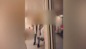 Brutálny útok vo vlaku: Kopance a vyhrážky zabitím, nikto z prítomných dvojici nepomohol