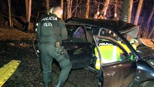 Vážna nehoda pri Rožňave. Auto narazilo do stĺpu