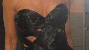 Šaty celé z ľudských vlasov?! Herečka pohoršila verejnosť plytvaním, mohli z toho byť parochne pre chorých!