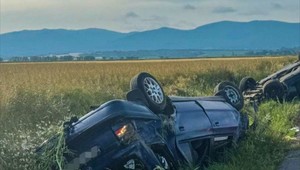 Pri Sečovciach sa zrazili dve autá. Obe skončili prevrátené na streche