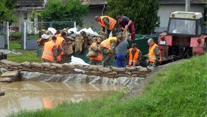 Levický okres ohrozuje voda, povolali armádu aj Červený kríž