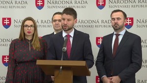 Opozičné strany kritizujú kroky koalície za posledný rok vlády