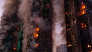 Polícia po požiari bytového komplexu v Hongkongu zadržala 13 ľudí