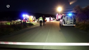 Osobné auto narazilo do betónových panelov. Vodič na mieste podľahol zraneniam